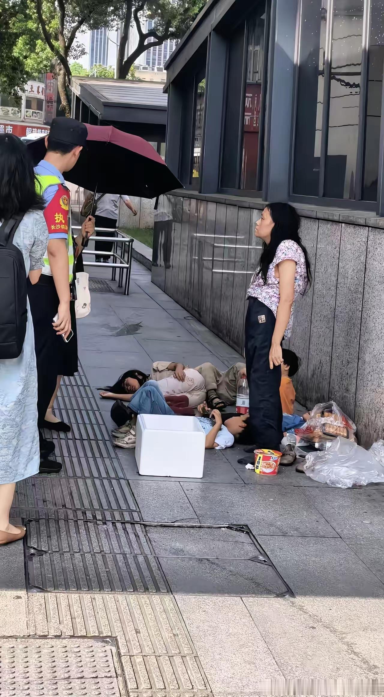 长沙火车站的一幕，一个残疾母亲带着五个差不多大的孩子乞讨，孩子们东倒西歪的睡着，