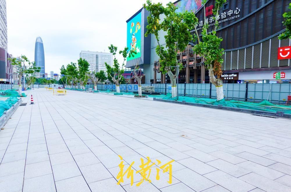 济南泉城路石板铺装初具规模，开放临时通道方便市民南北穿行！5月25日，记者在济南