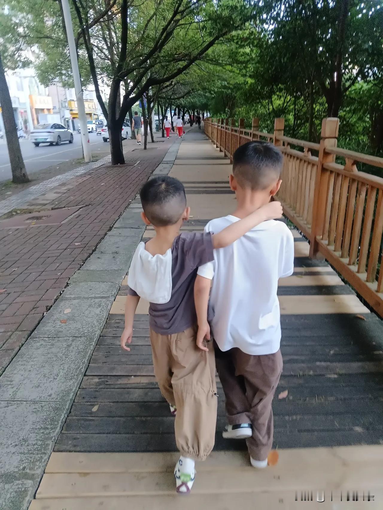 树影筛过肩头，木栈道延伸向远方，你们并肩而行，臂弯相拥成最暖的港湾。

这是我幺