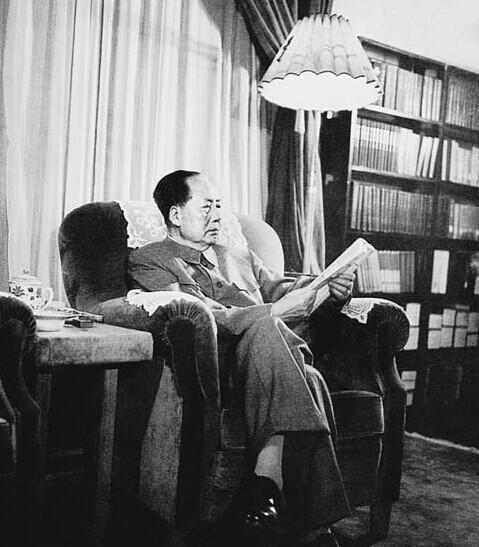 武则天为何要立无字碑？千百年来众说纷纭，主席一语道破天机。

乾陵前那块巍峨的无