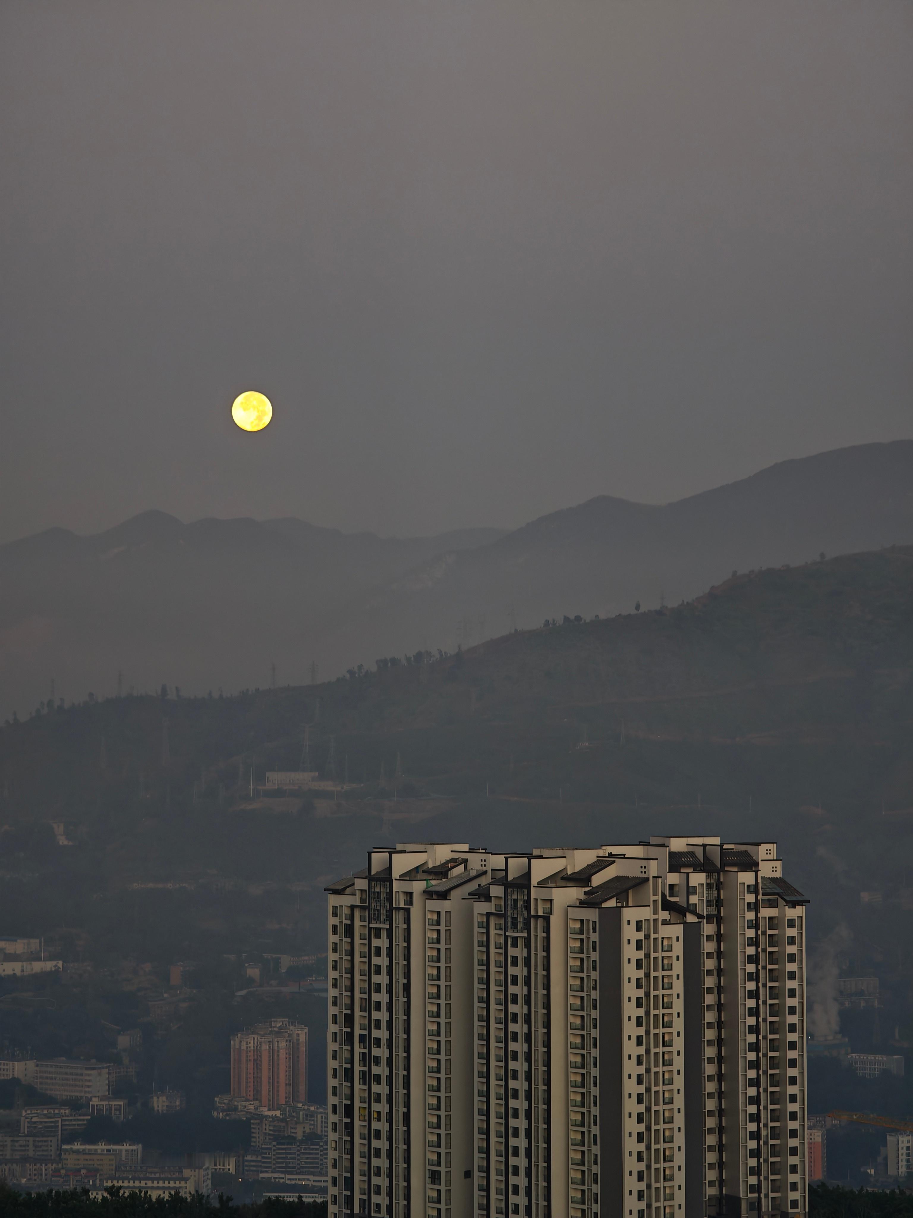 早上起来，超级月亮居然还在还是红月亮，你那里有吗？超级月亮