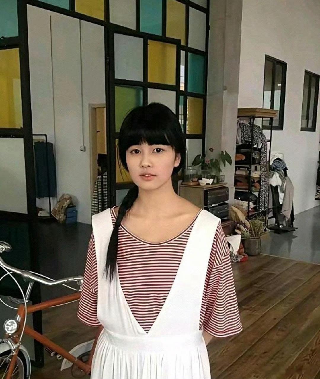 白鹿刚出道的时候，长得就是很邻家、很普通，没有现在惊艳。 