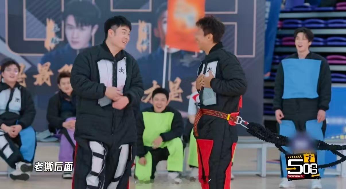 邓超刻在DNA里的撕名牌 撕名牌是跑男的经典环节，邓超的反应藏着回忆杀，但联动虽