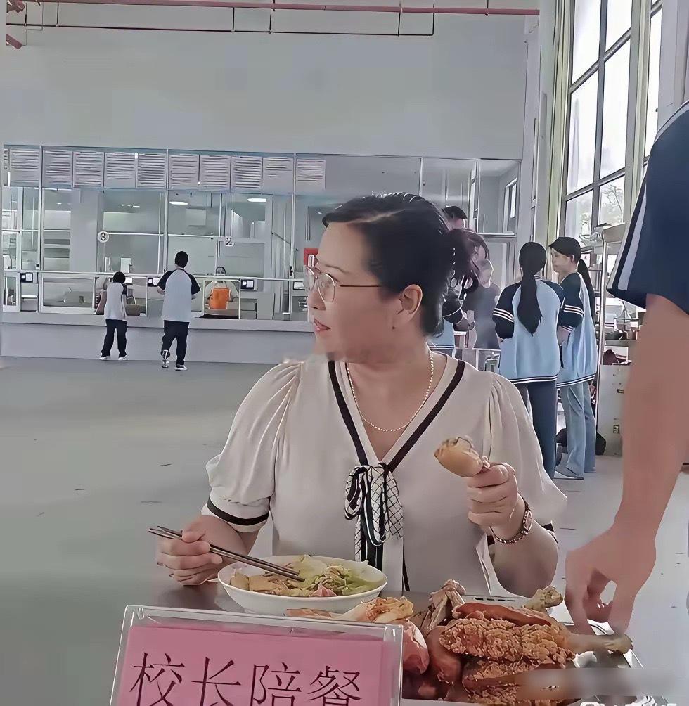 假陪假吃，摆拍吧 