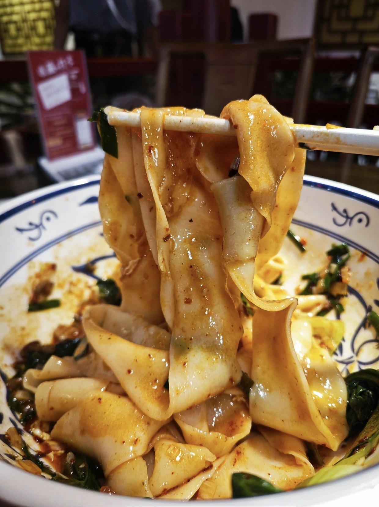 陕西面食的精髓可以用"三股劲"来概括：面的筋劲、味的冲劲、吃的爽劲。手工揉制的面