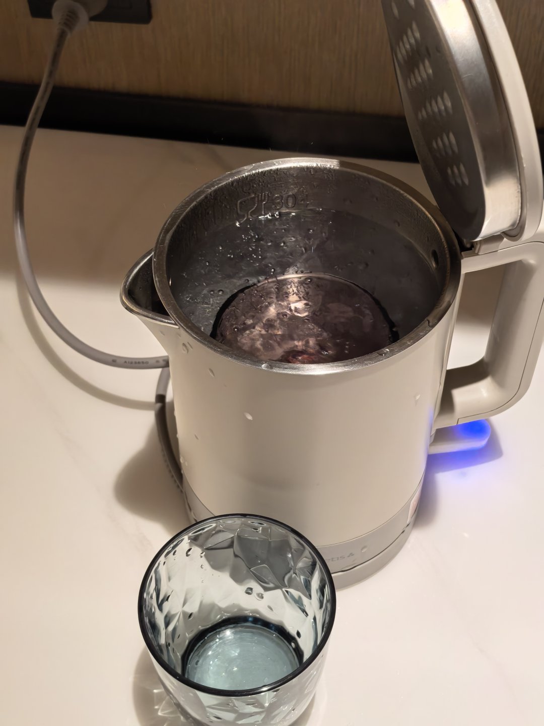 看网上有人数，酒店的杯子不干净。如果要用，可以用烧水壶烫一下。我也跟着试了一下，