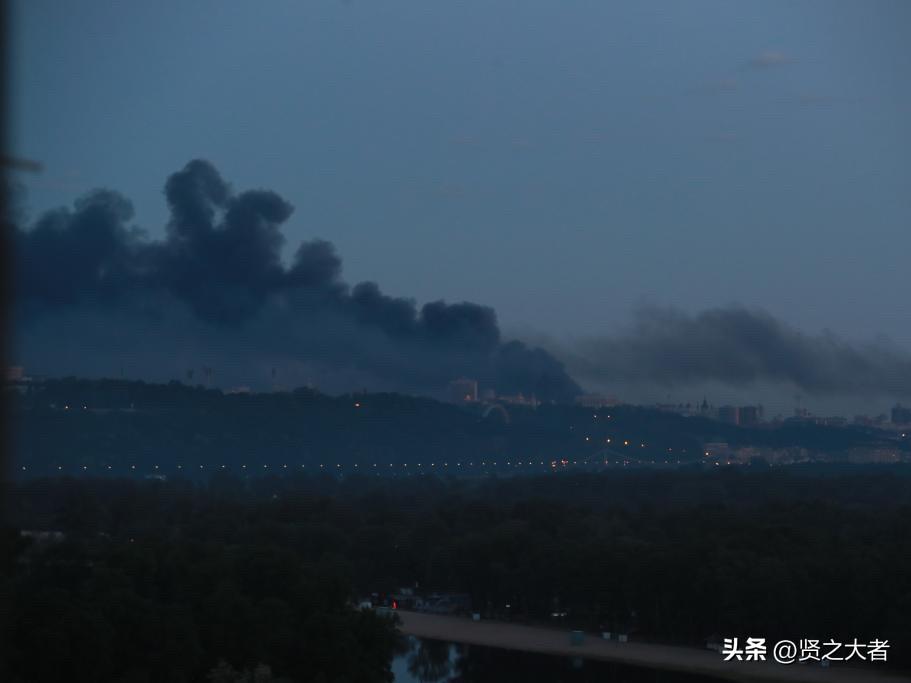 俄巡航导弹袭击基辅引发大规模爆炸，这不是报复，是普京划下的文明生死线。

5月2