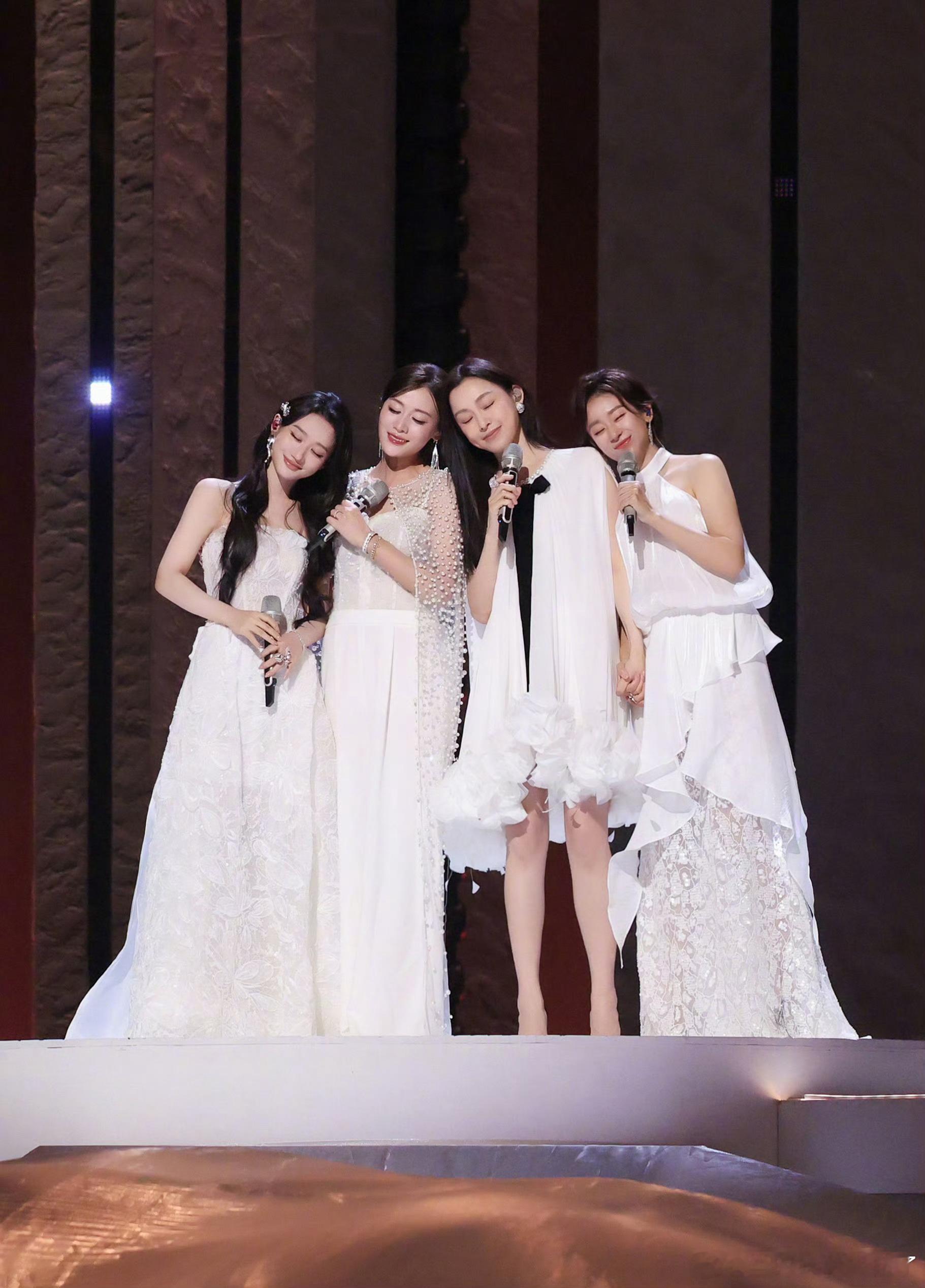 浪姐含泪量最高的一集浪姐你太会赚我的眼泪了！看到姐姐们站在舞台上能忍住不哭的是这