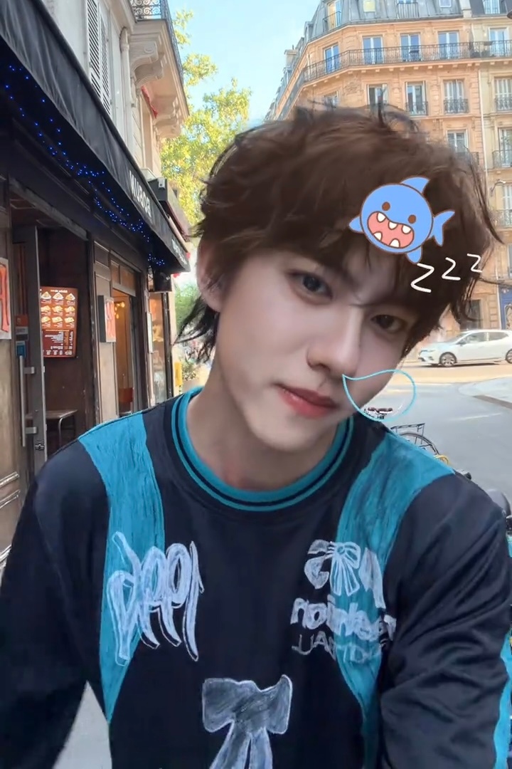 小女孩穿蝴蝶结🎀其实粉色的也很好看😋 