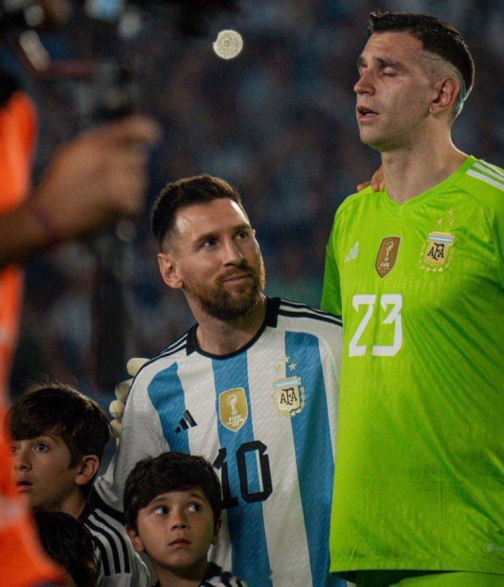 ❤❤ 大马丁谈梅西“梅西很爱你，对吧？他在看着你，看着你在奏国歌时激动落泪 ”?