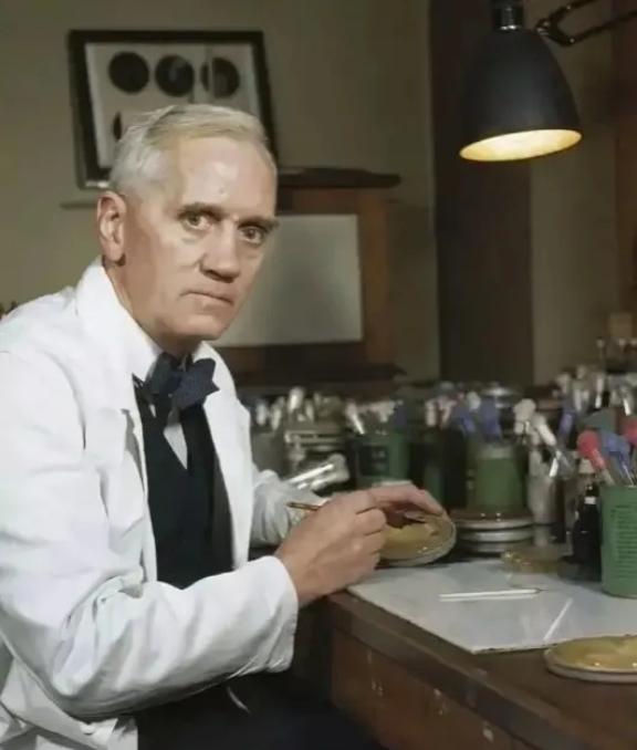 1921年11月，弗莱明在实验过程中，不小心打了个喷嚏，一点鼻腔粘液刚好滴在培养