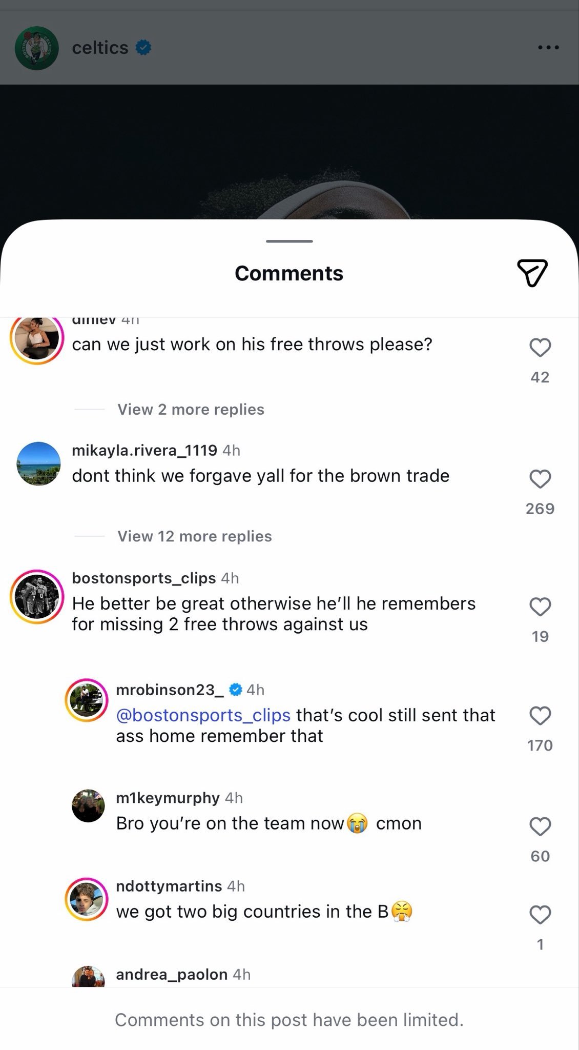米切尔·罗宾逊在网上对一位凯尔特人球迷说：球迷：“他最好表现出色，否则人们会记住