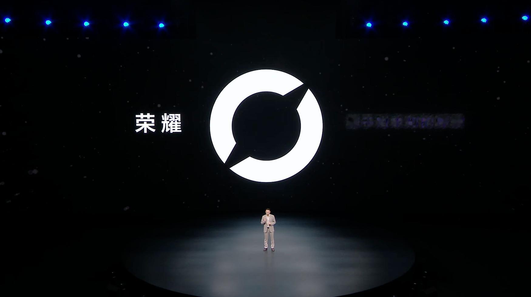 荣耀Robot Phone 发布会开始了，李健总再次上台开讲。敢想，敢干，敢不同