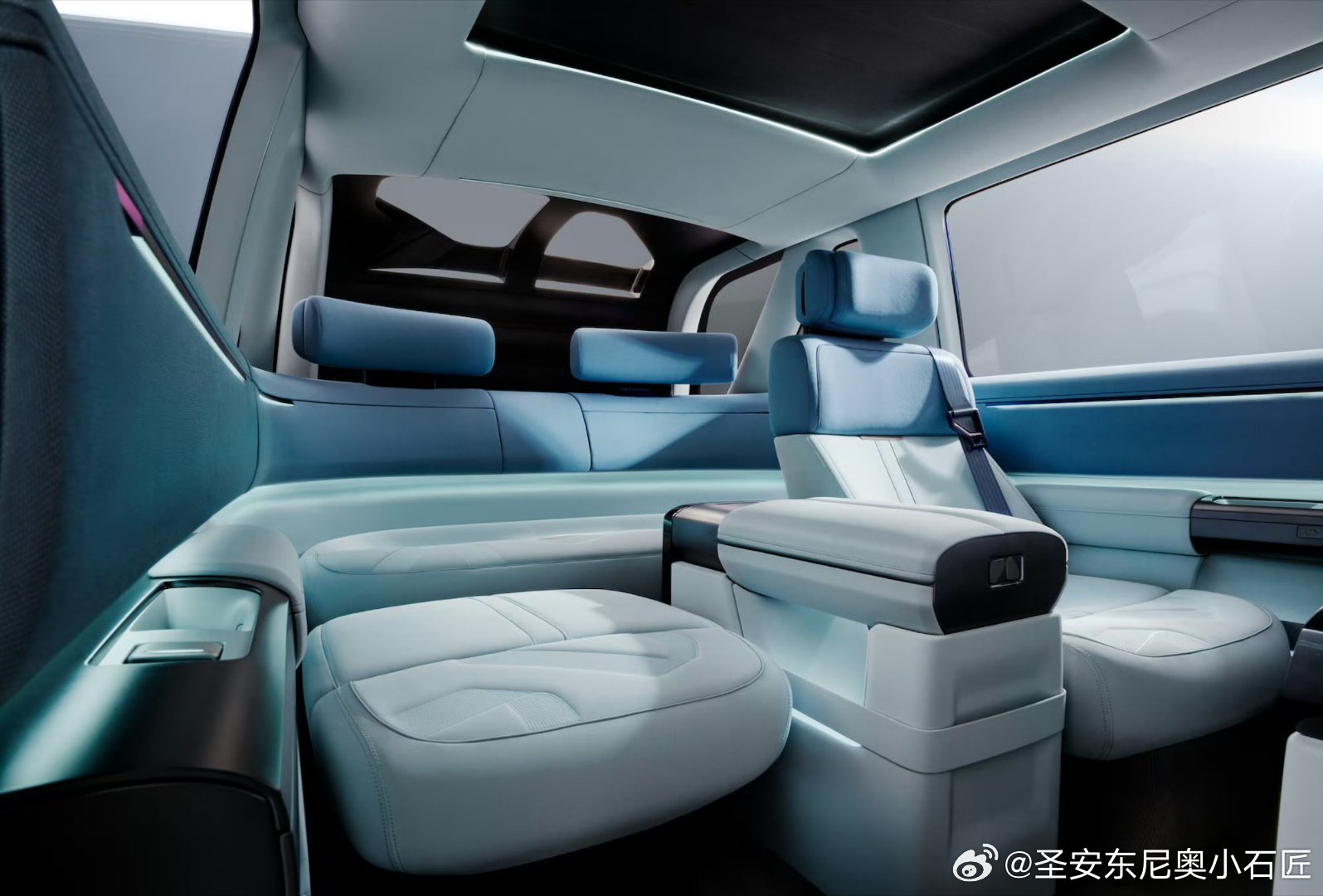 Freelander的这个形态和思路其实是有点像极石01的，甚至这个二排靠背向前