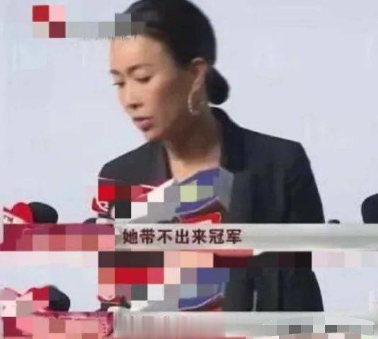 有一次，那英和助理行走在机场，偶然发现前面有位陌生人举着手机对着她拍：“我见到那