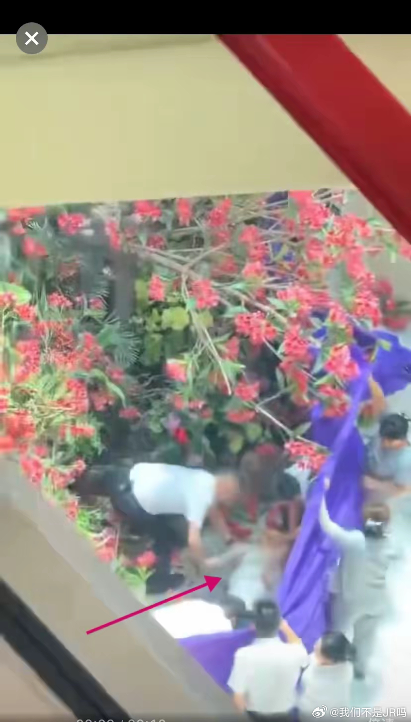 西安赛格称事发后全力配合救援想知道怎么施救的，反正视频里只看到了把人扒拉出来拖走