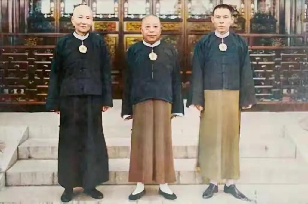 1935年，杜月笙、黄金荣、张啸林三人领取“采玉勋章”时的一幕，采玉是国民政府设