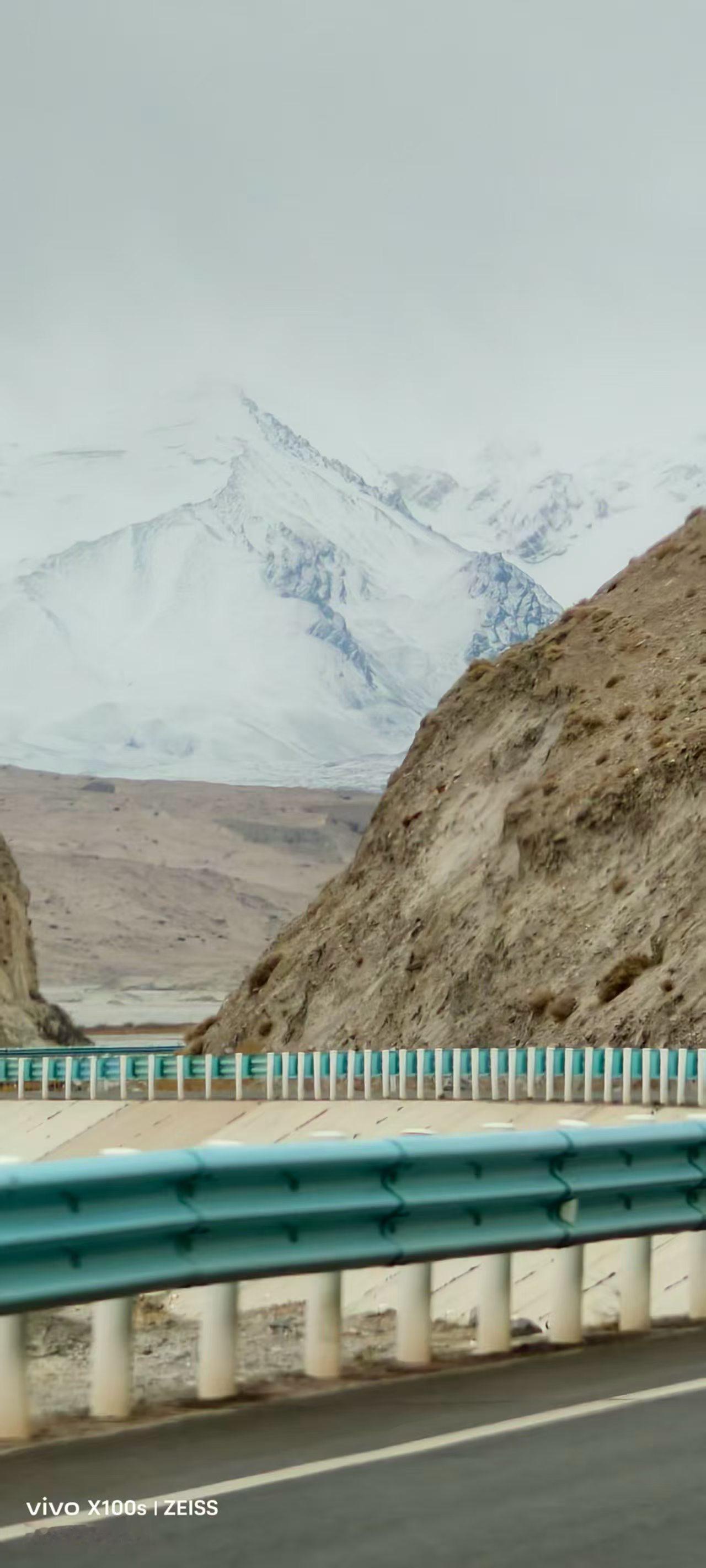 公路蜿蜒向远方，荒芜的土地里，只有那片纯白，静静矗立，不言不语，却足以装下所有奔