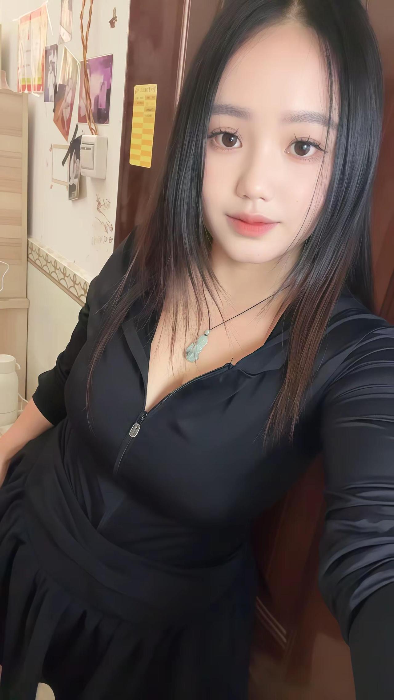 今天是御姐范儿 穿搭没有标准 黑色吊带背心穿搭