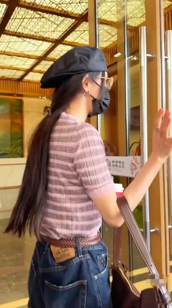 杨幂Prada女王出山了，条纹紧身半袖搭牛仔短裤，又显身材又时尚 