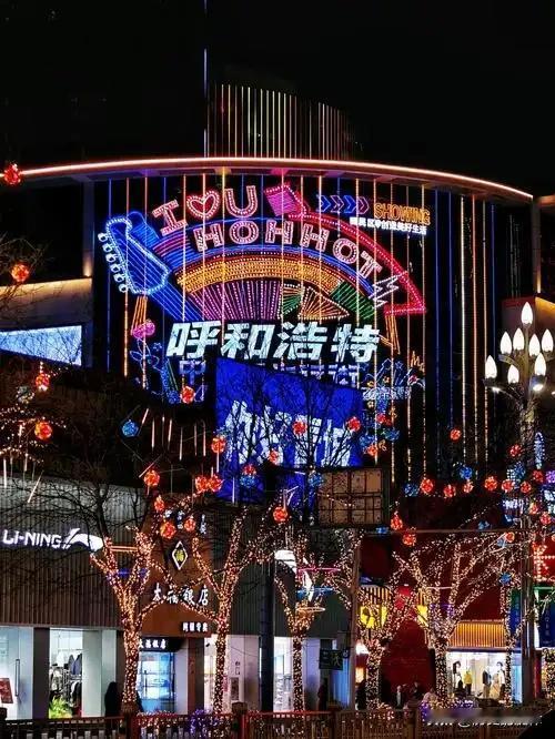 1982年，内蒙古呼和浩特，一名工人爬上白塔进行维修，突然，在墙缝中发现一张泛黄