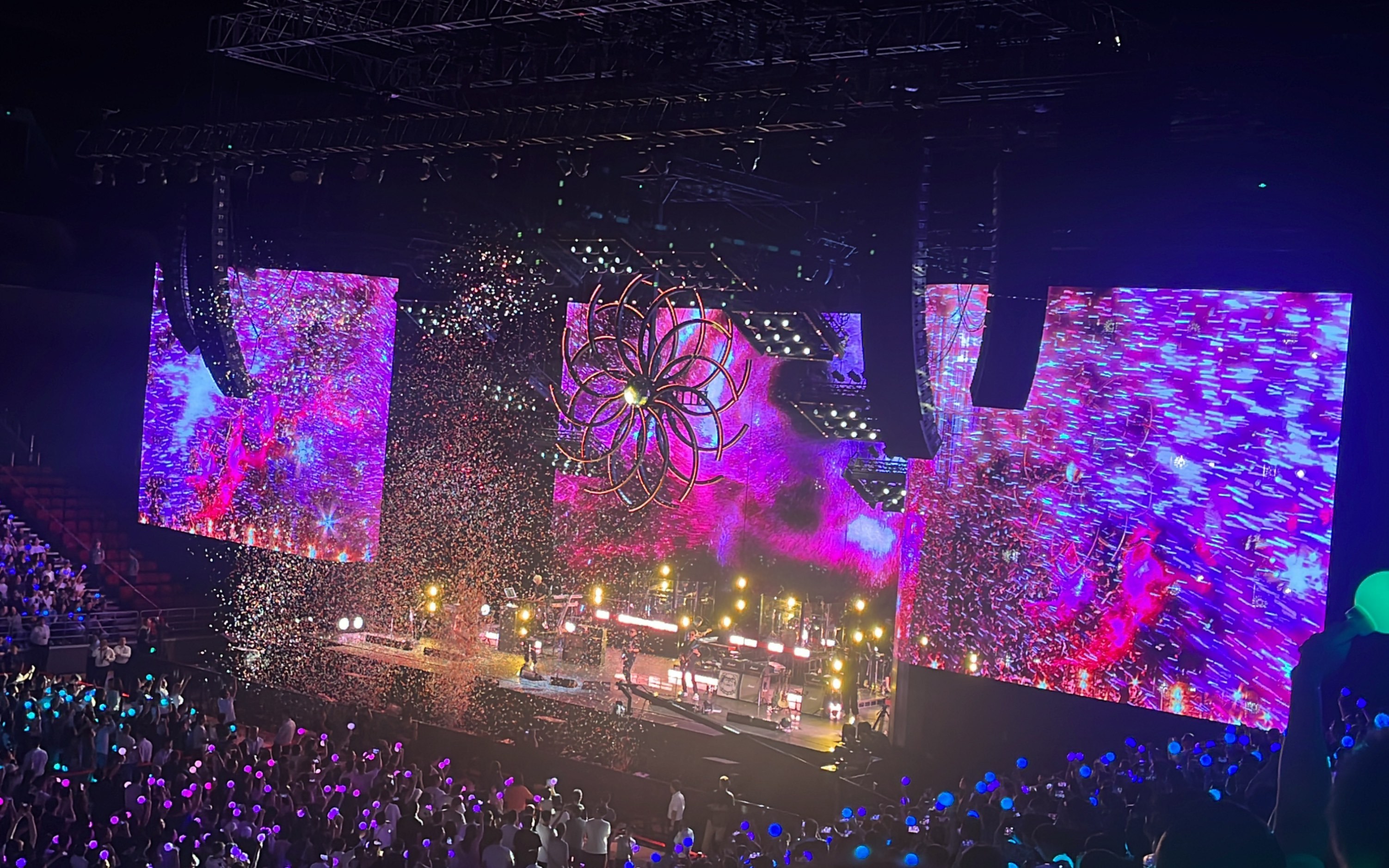 #演唱会戒断反应严重该怎么办# 有很多演唱会的场景在我的脑海里无限循环，明星所唱