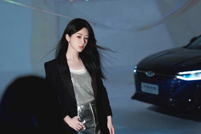 #杨紫简约西装#杨紫简约西装+金属色内搭造型好飒！我喊声老公姐不过分吧！！ ​​