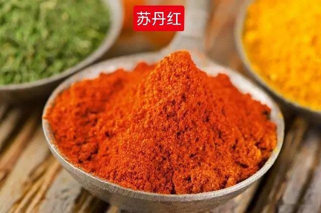 食物中使用工业染色剂，知名度较高的应该是2005年“苏丹红事件”，事件大量曝光后
