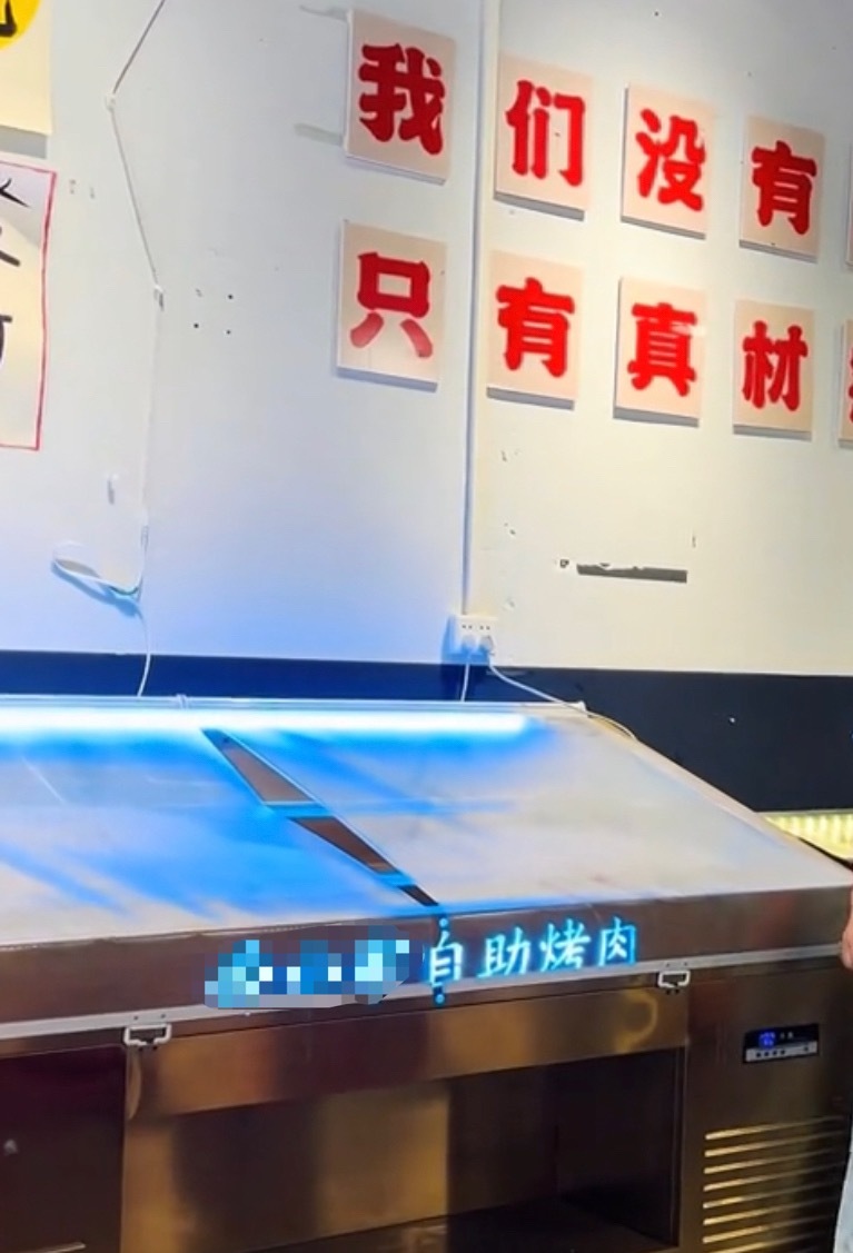 5月25日，玉林北流某公馆旁烤肉店倒闭关门设备出售。据了解，在3月份还有网红发了