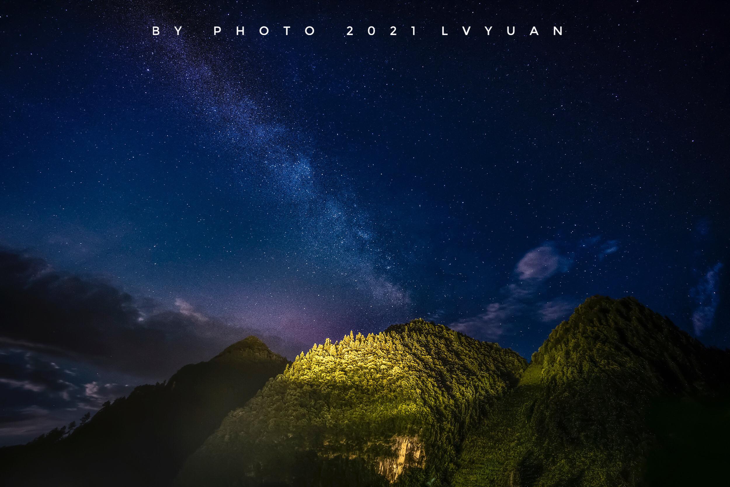 犀牛寨灯光与星空的奇幻碰撞。2021 年 7 月的重庆，暑气如蒸笼倒扣...