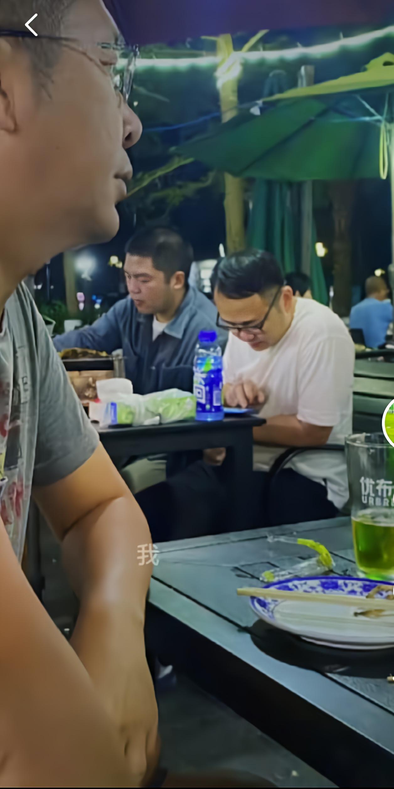 上联：举头未见当年月，安子邀对下联：回首不见高堂亲。