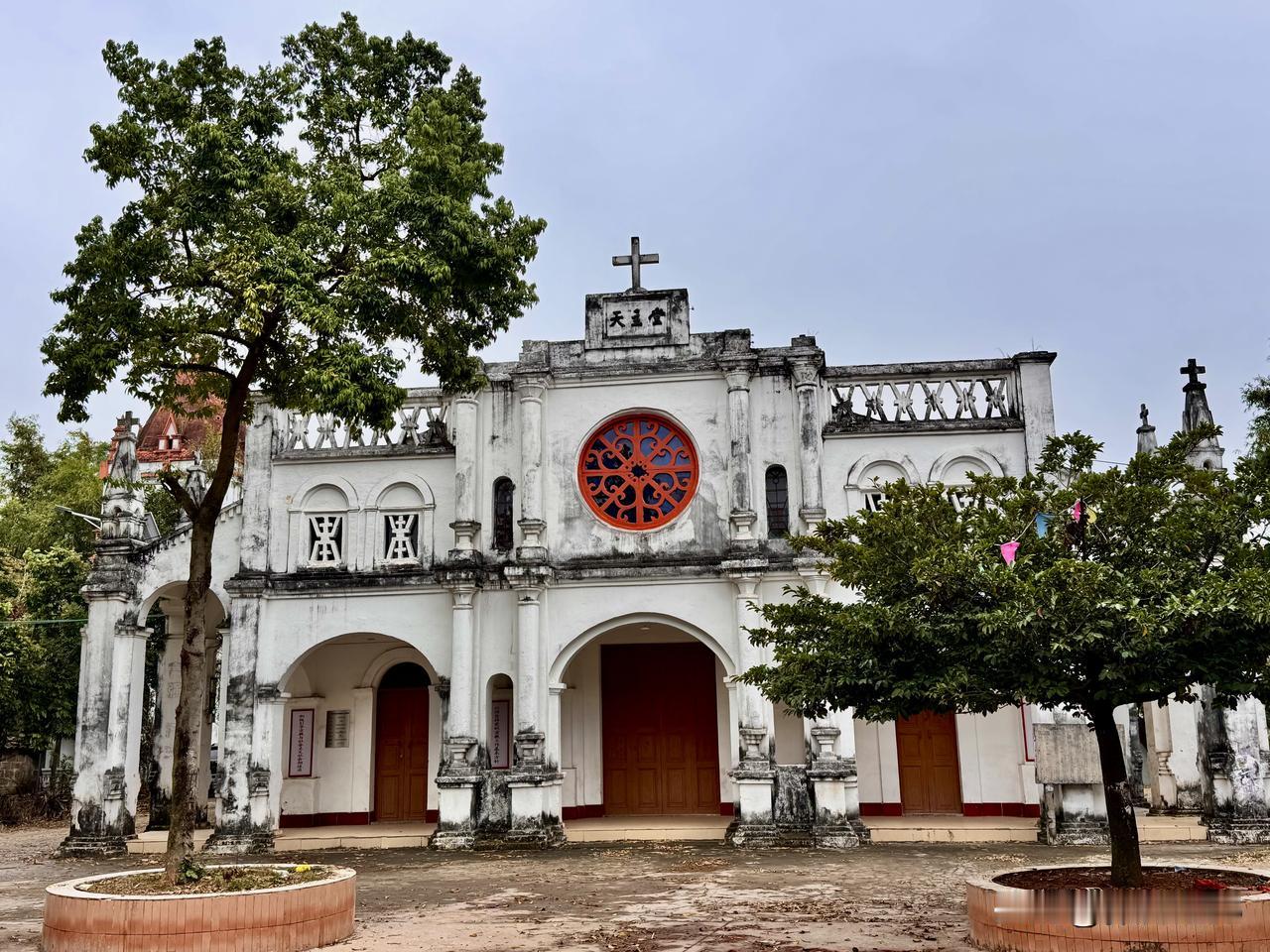 【罗浮恒望天主教堂】位于广西壮族自治区防城港市东兴市东兴镇楠木山村恒乐屯，始建于