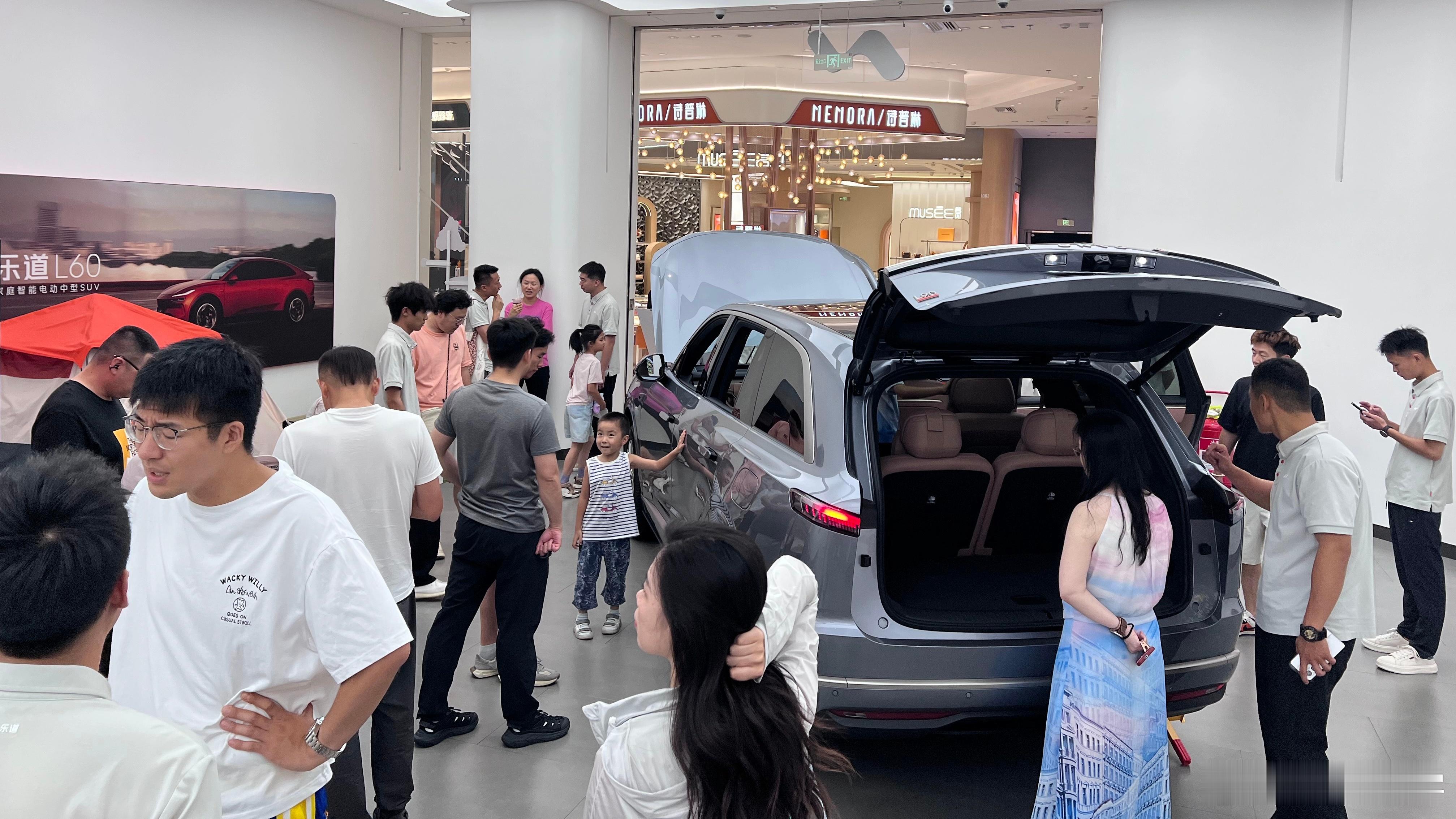 乐道L90 己经到店这么多天了，周末依然还有这么大的人流[666][666]大v