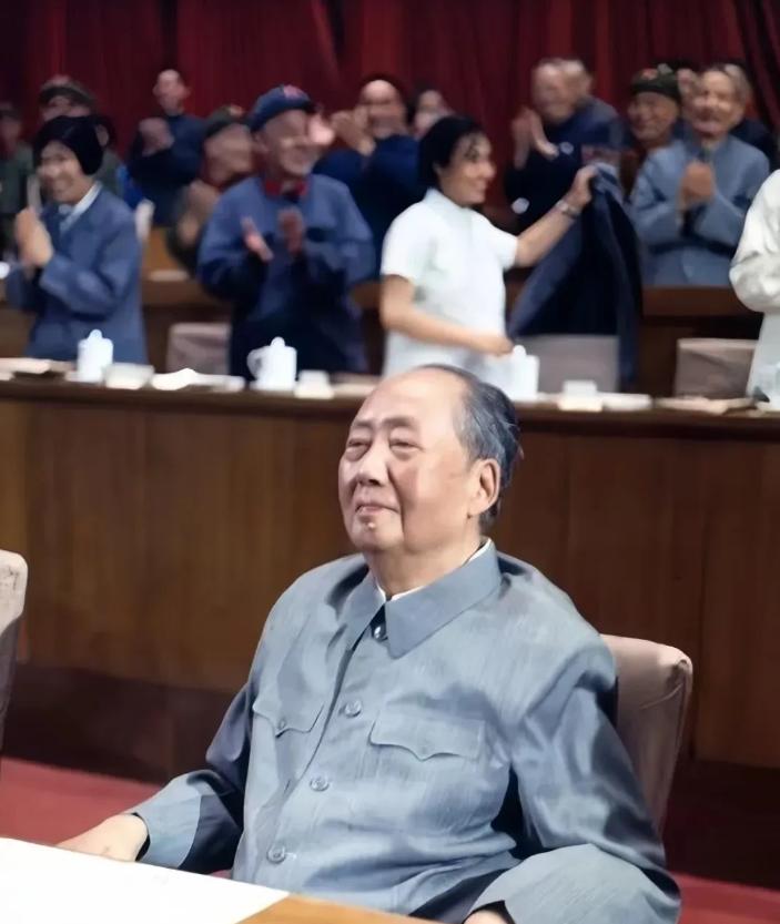 一个拥护毛主席思想的人，再坏也坏不到哪儿去；而一个诋毁毛主席的人，再好也好不到哪