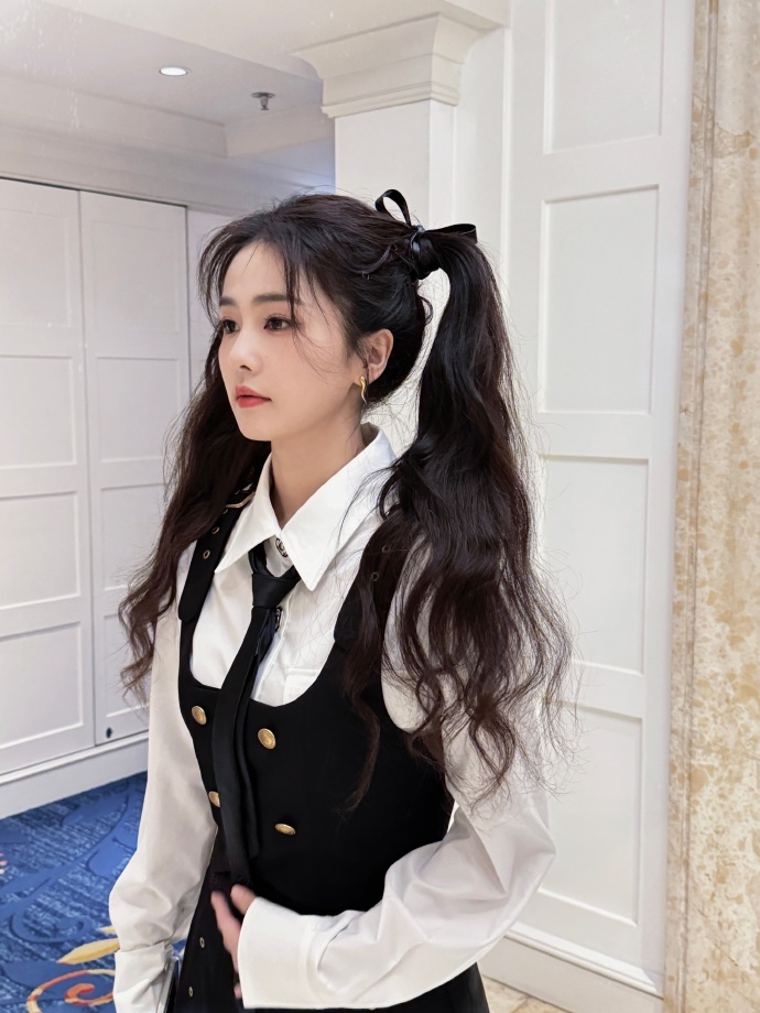 #白鹿天生捉迷藏圣体# 《奔跑吧》本期的节目里面白鹿天生捉迷藏圣体🈶，在玩捉迷