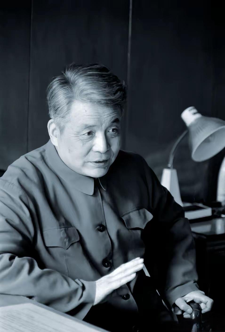 1986年7月，邓稼先浑身大出血，死状惨烈。而在离世之前，他拉着妻子许鹿希的手，