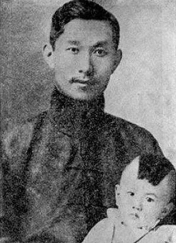 1904年，22岁的蔡锷迎娶29岁的刘长姑，怎料花轿临门，新娘誓死不嫁，蔡锷下不