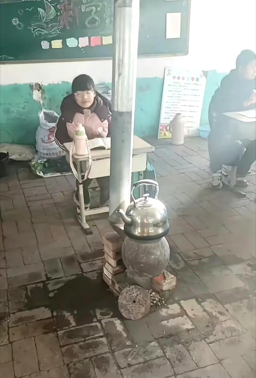 辽宁一小学还在用煤炉取暖，一下子让人回到了小时候上学的场景。

那时候，冬天上学