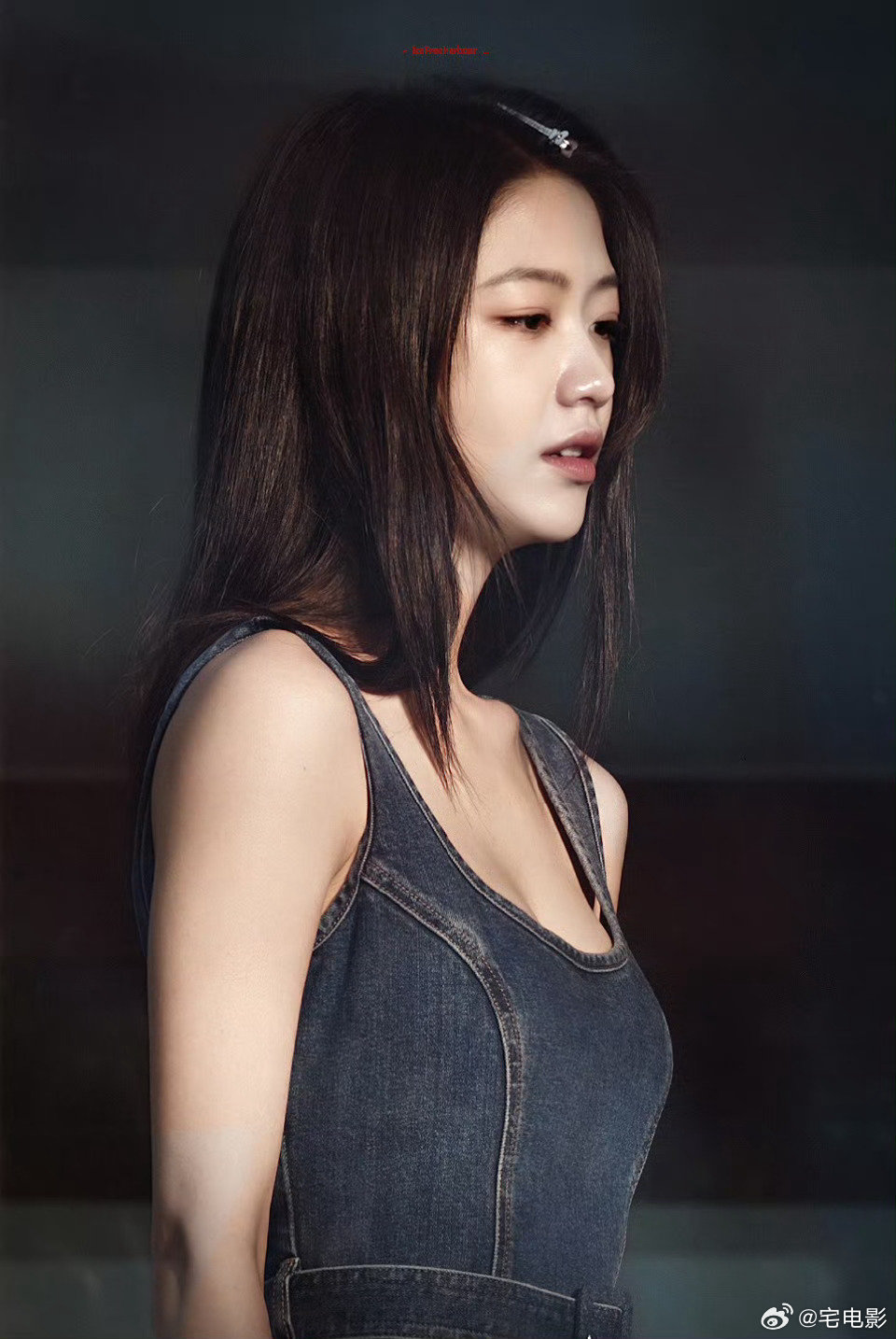 向涵之爱情慢慢摔倒路透刷到向涵之拍《爱情慢慢》摔倒的路透，陈伟霆反应好快立刻扶起