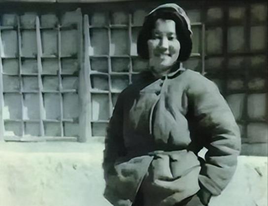 1937年，地主王志文救回来一个女兵，等到女兵醒来后，她环顾四周，解开衣衫，露出