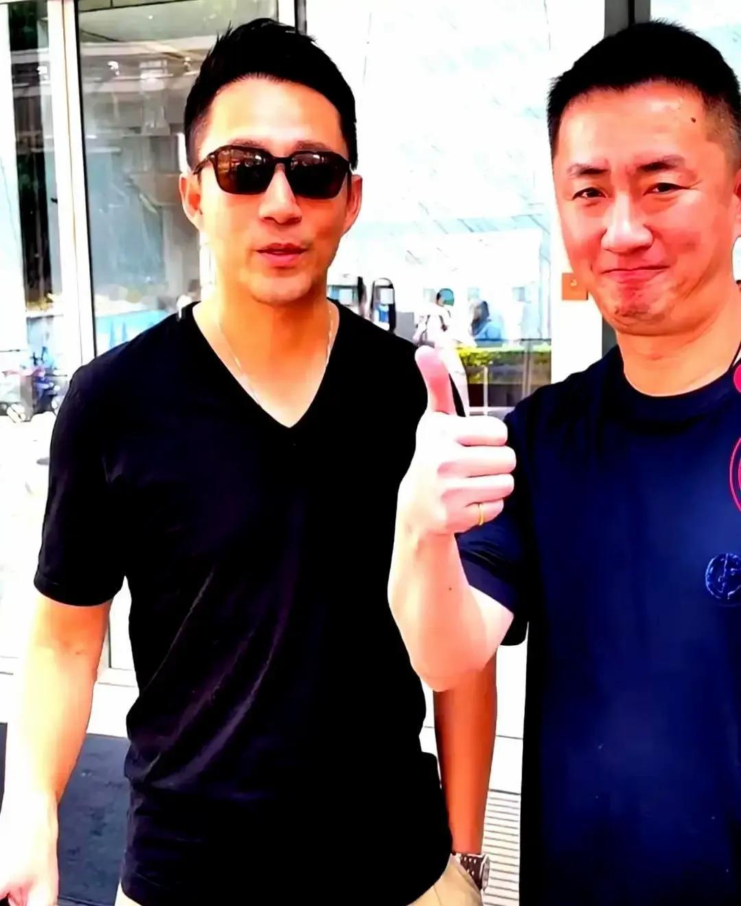 看他结结巴巴的样子。
屏幕那头笑出声。
这事儿，竟然就火了。
不是因为谁多会说话