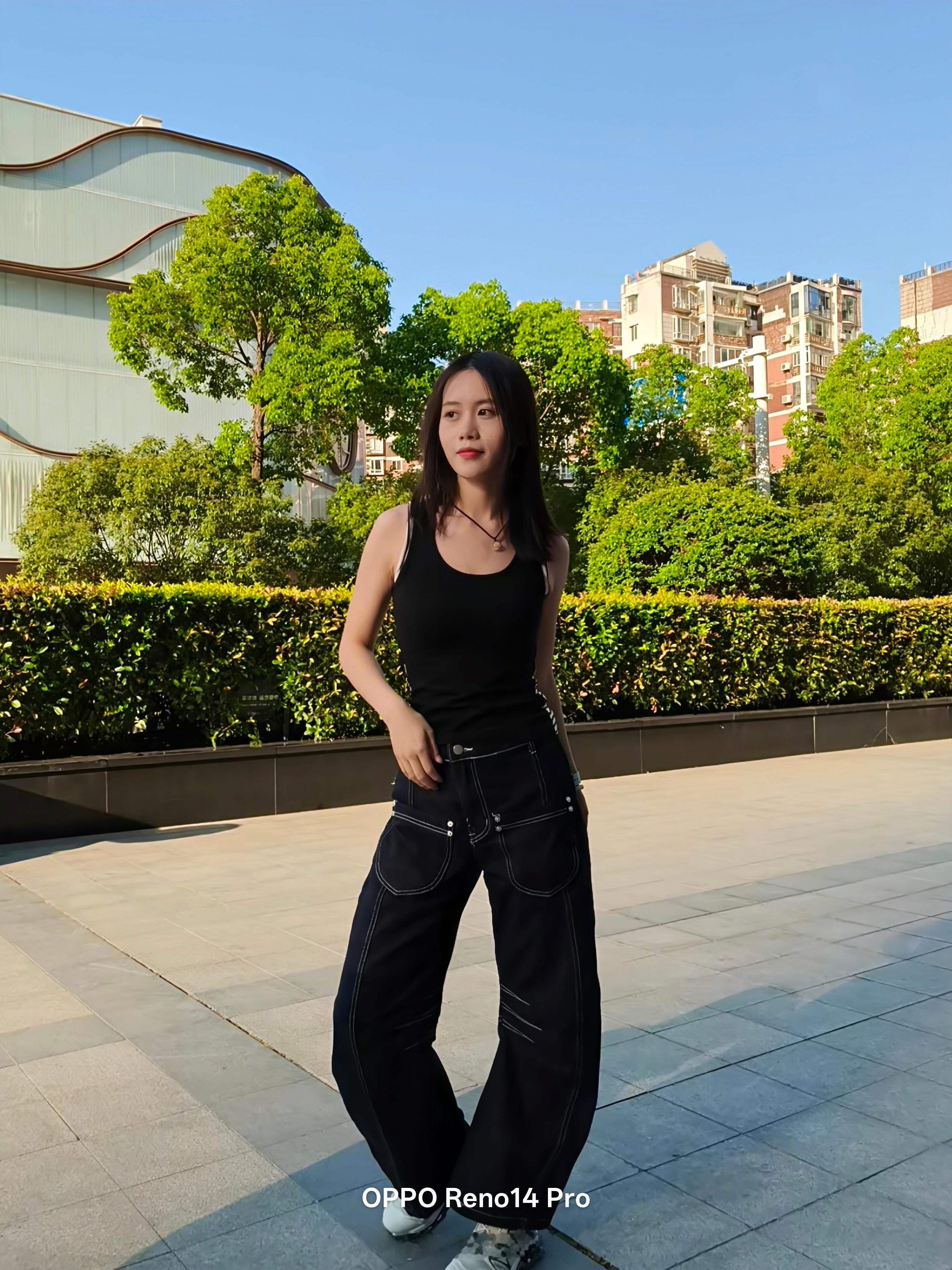 弯刀裤我也有一条啊哈哈哈穿着感觉很像O型腿[融化] ​​​