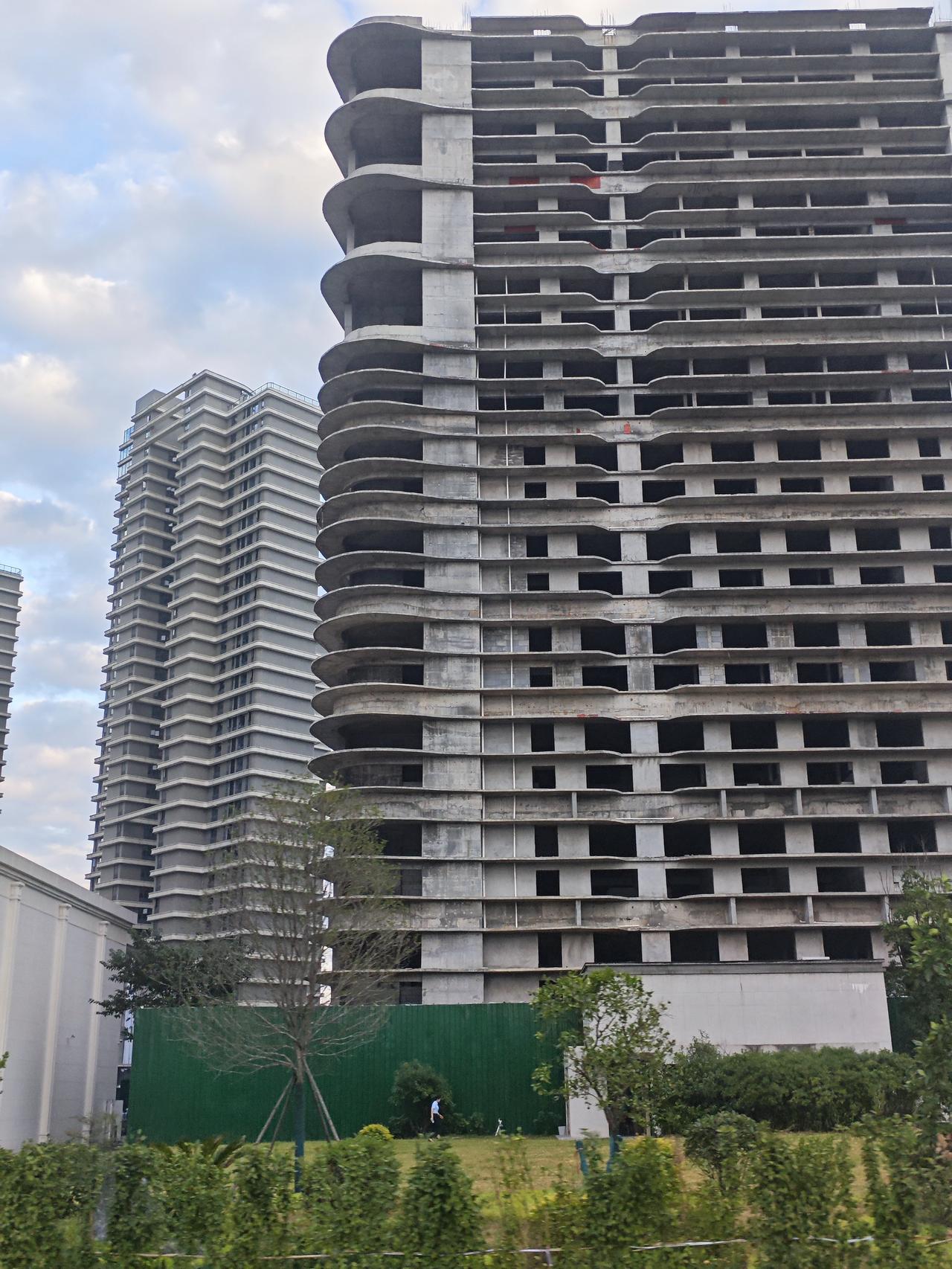 襄阳清河一桥东边这栋烂尾楼，看着实在让人唏嘘
 
路过襄州这条主干道，一眼就看见