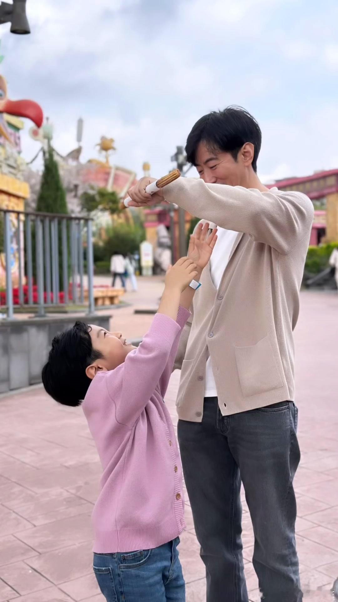 #蔡琳晒高梓淇与儿子合照# 蔡琳高梓淇离婚三年，高梓淇终于见到了3年多未见的儿子