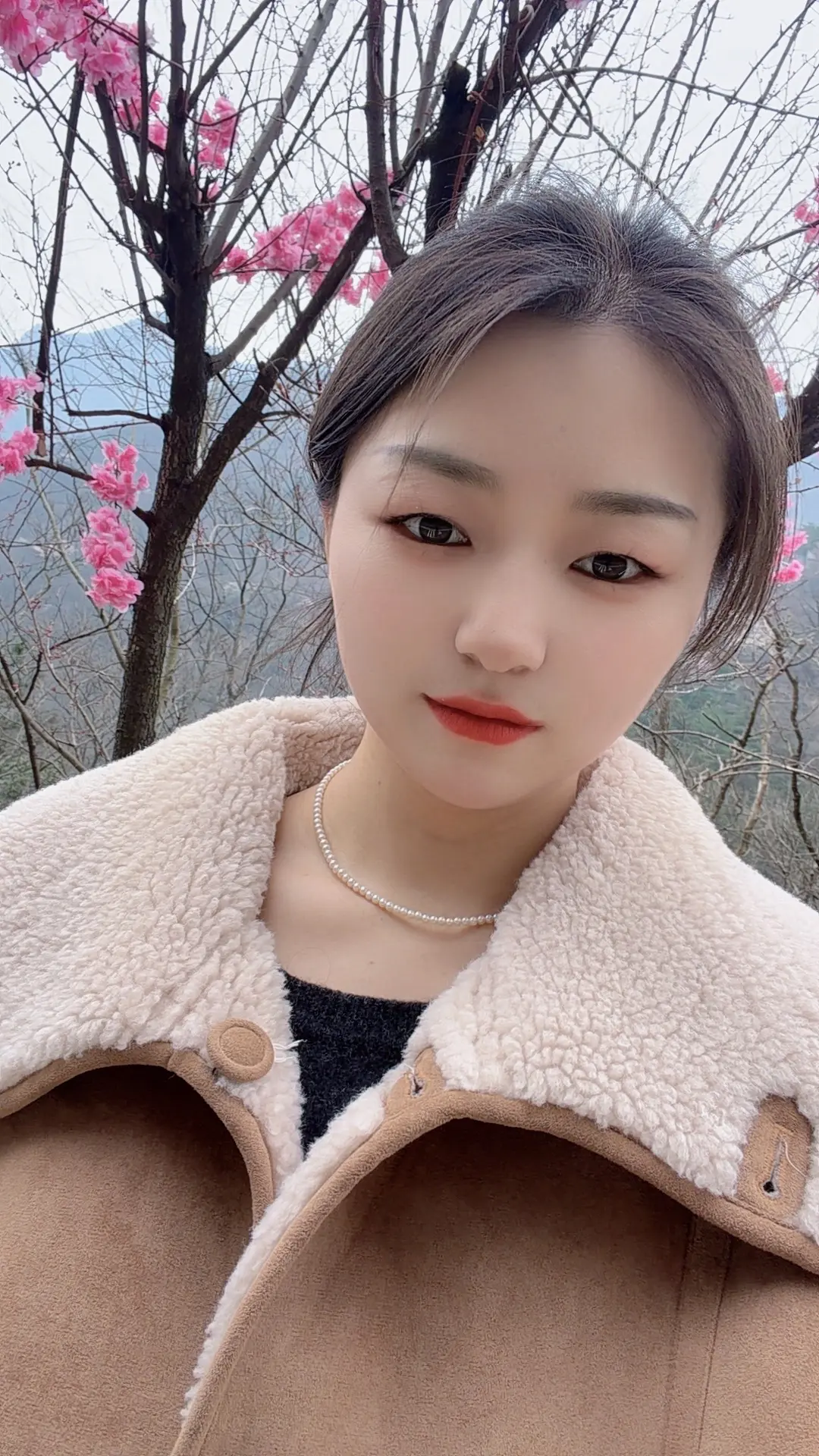 破伞遮不住兩，敷衍暖不了心，              有些事看破不说...