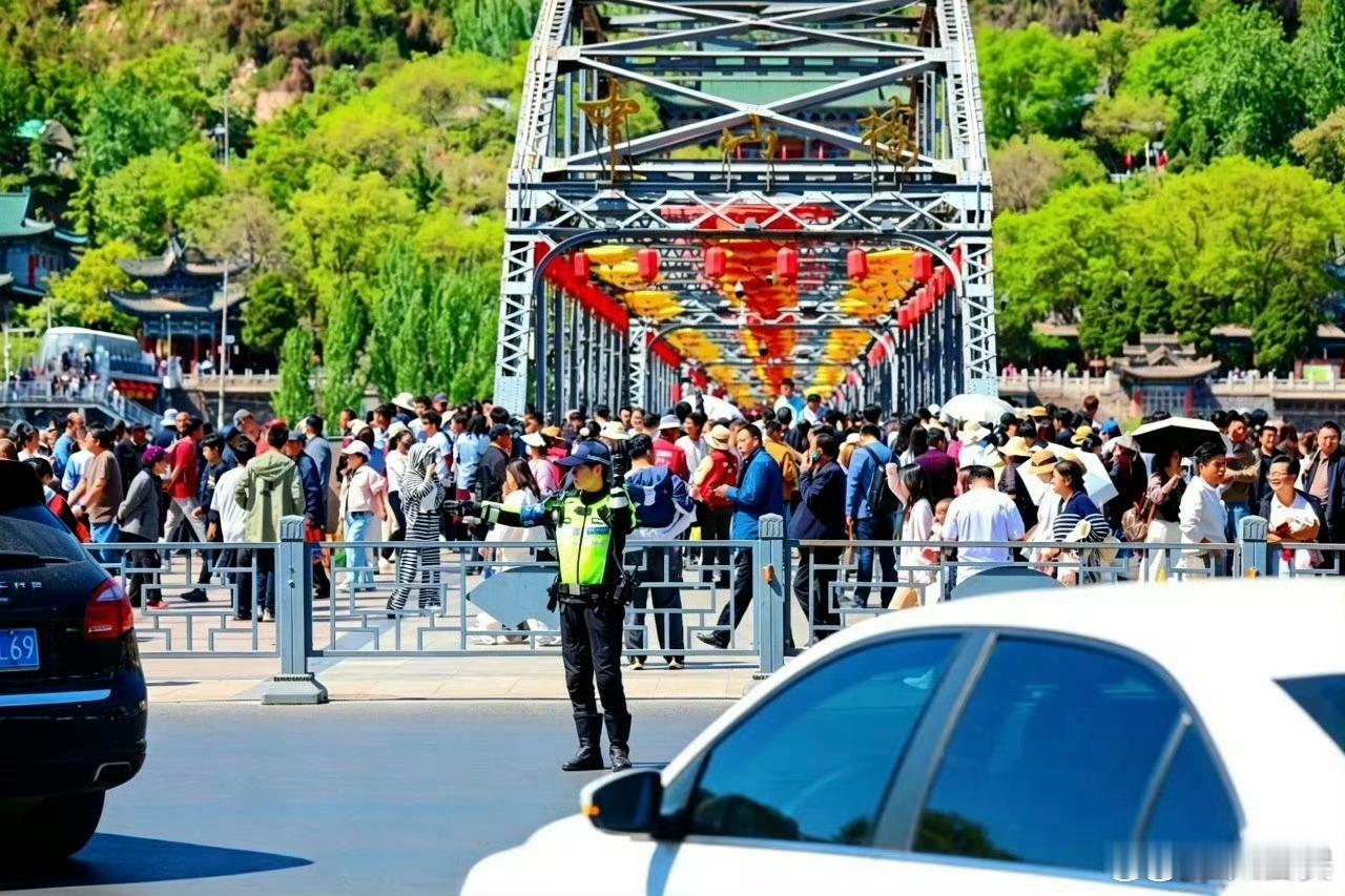 兰州公安五一平安答卷 兰州公安守护金城平安 从清晨“卯时勤务”到深夜铁骑巡防，兰