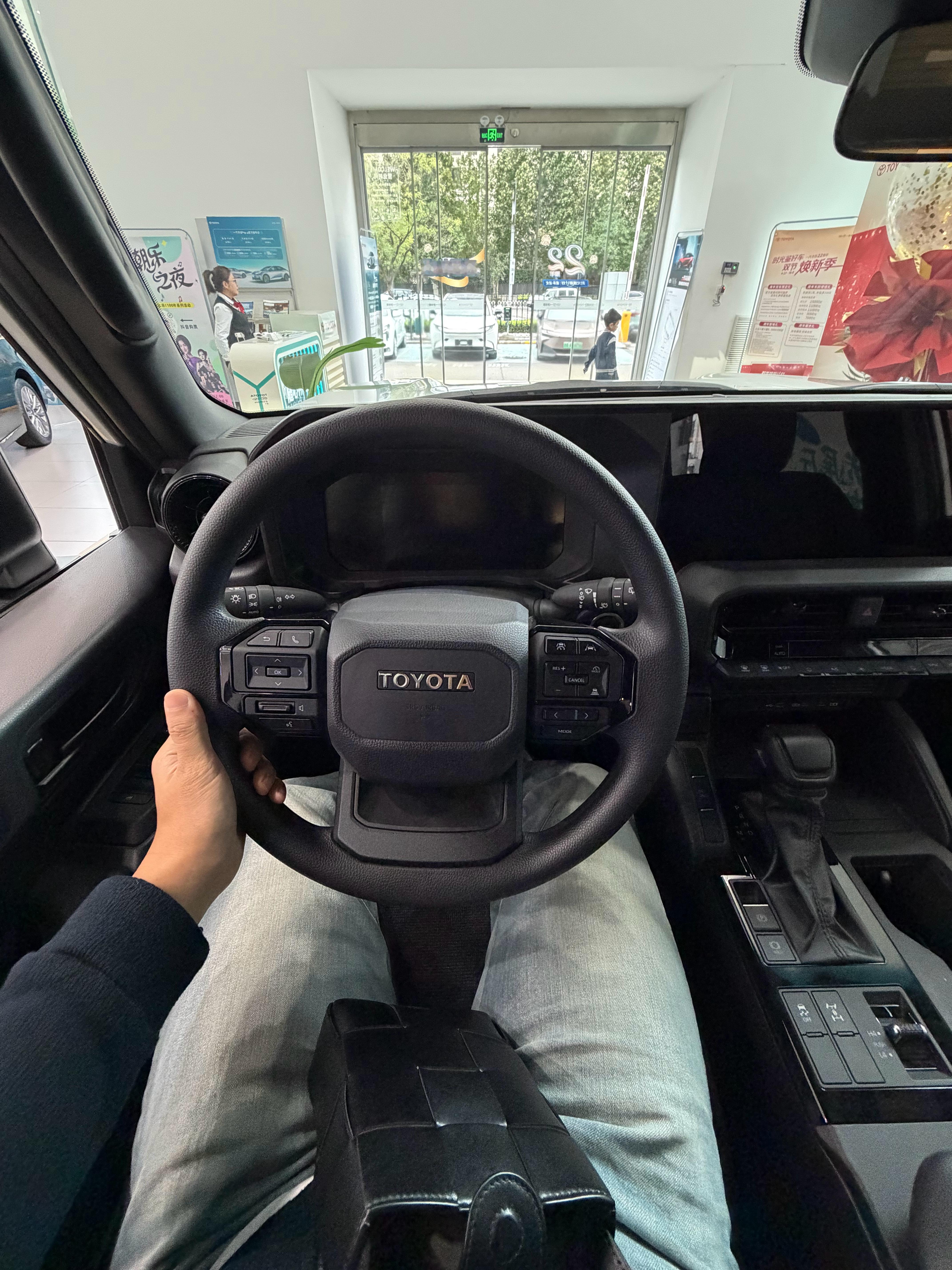 霸道的这个织物座椅好舒服啊[允悲][允悲]又防滑，支撑还好，感觉时间长了腰不疼[