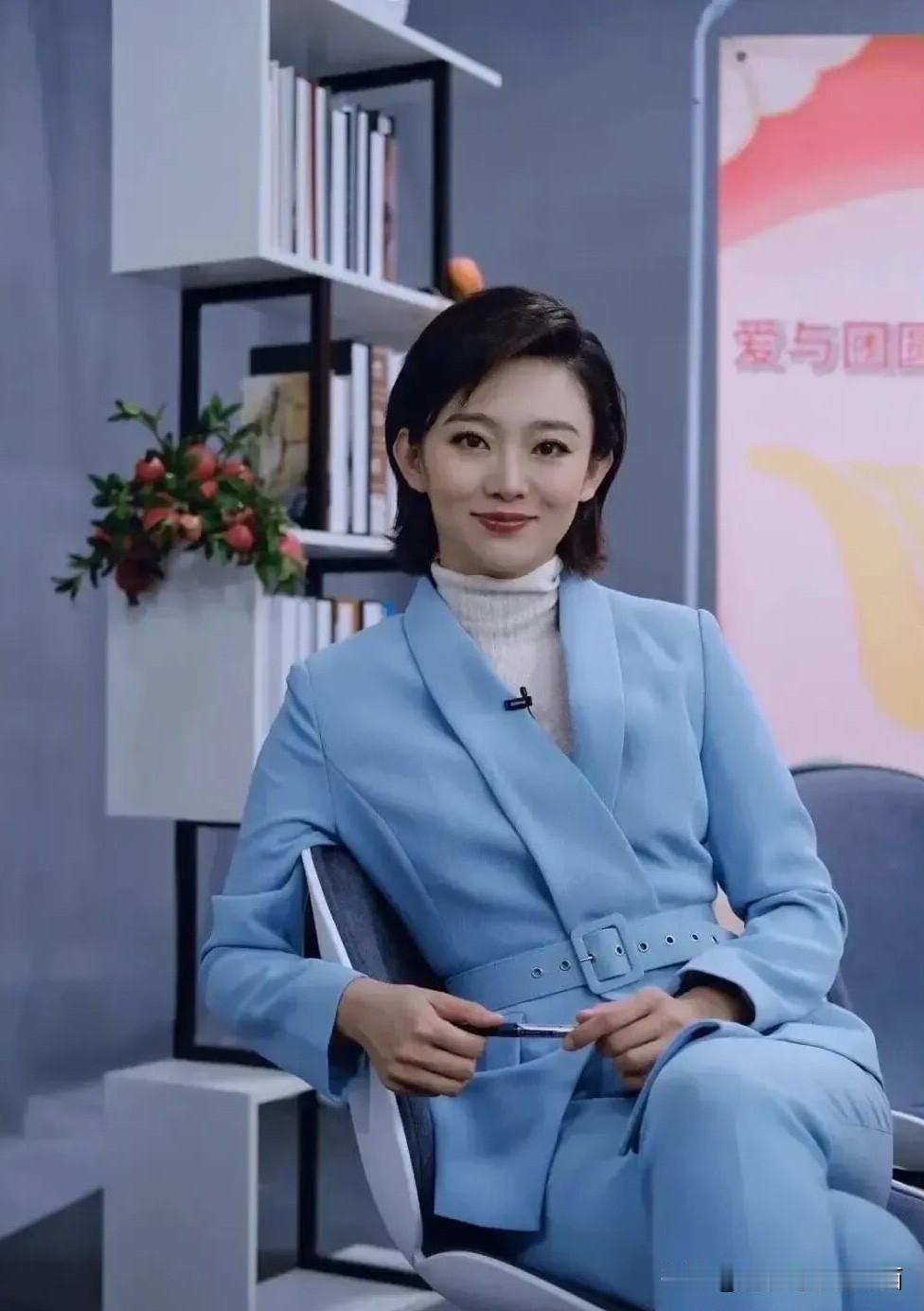 李七月气质也太好了吧，优雅知性，一身蓝色西装，坐在那里即使什么都不做，也太有韵味
