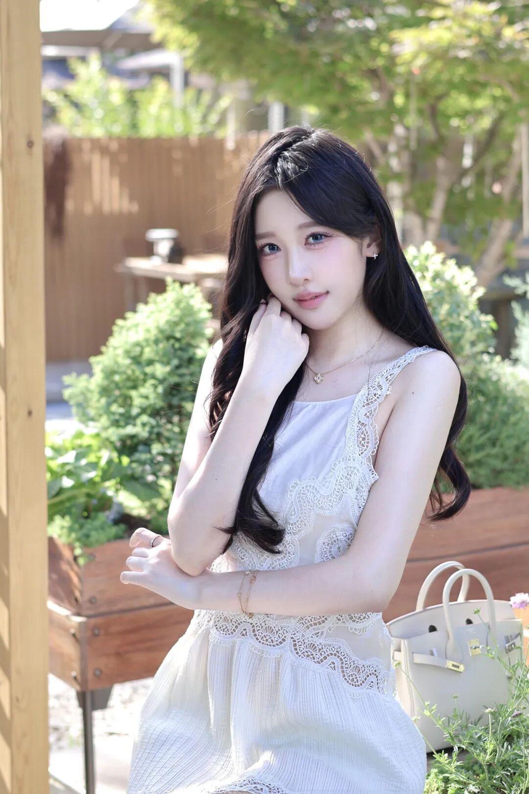 女人如何穿出含蓄的性感?美女整体描述
图中女生有着同款精致甜美的网红感长相，分两