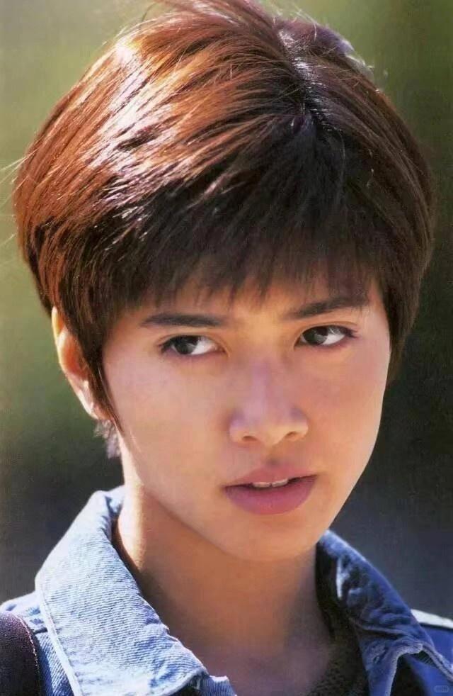 柏原崇内田有纪2019年约会照 一组街头同骑自行车的画面温馨又治愈，岁月静好的氛